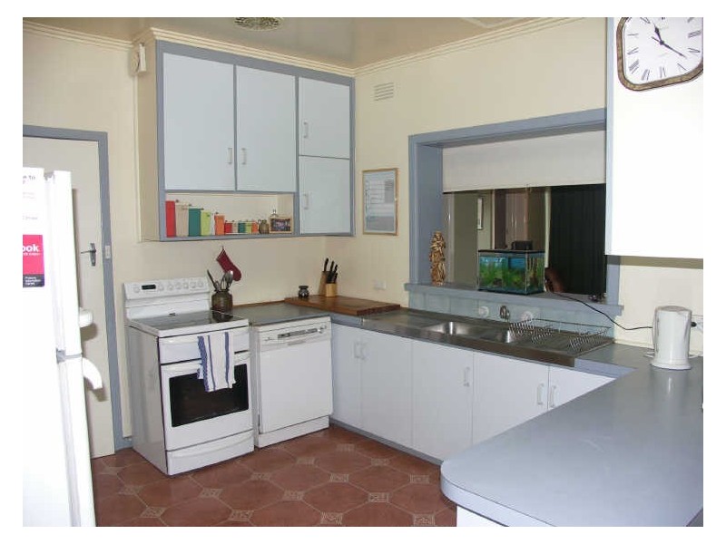 16 Amos Ave, Benalla VIC 3672