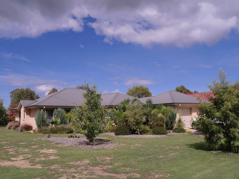 15 Shawbrook Avenue, Benalla VIC 3672