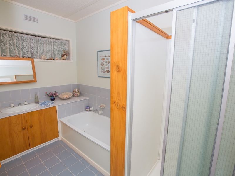 64 Monds Ave, Benalla VIC 3672