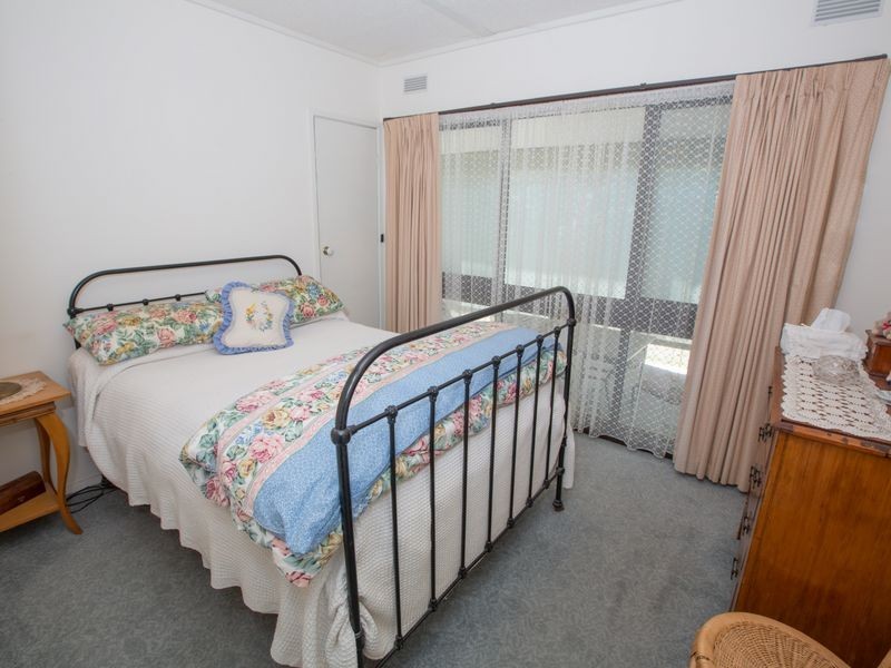 64 Monds Ave, Benalla VIC 3672