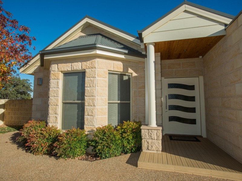 8 Sir Edward Drive, Benalla VIC 3672
