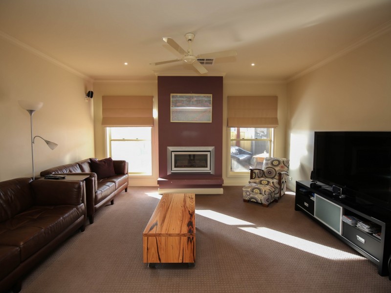 8 Sir Edward Drive, Benalla VIC 3672