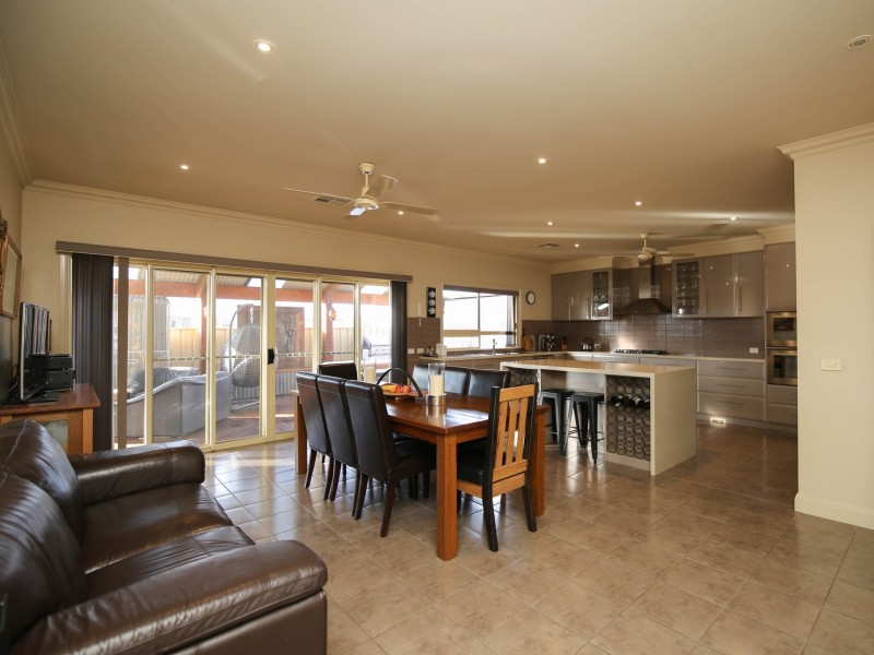 8 Sir Edward Drive, Benalla VIC 3672