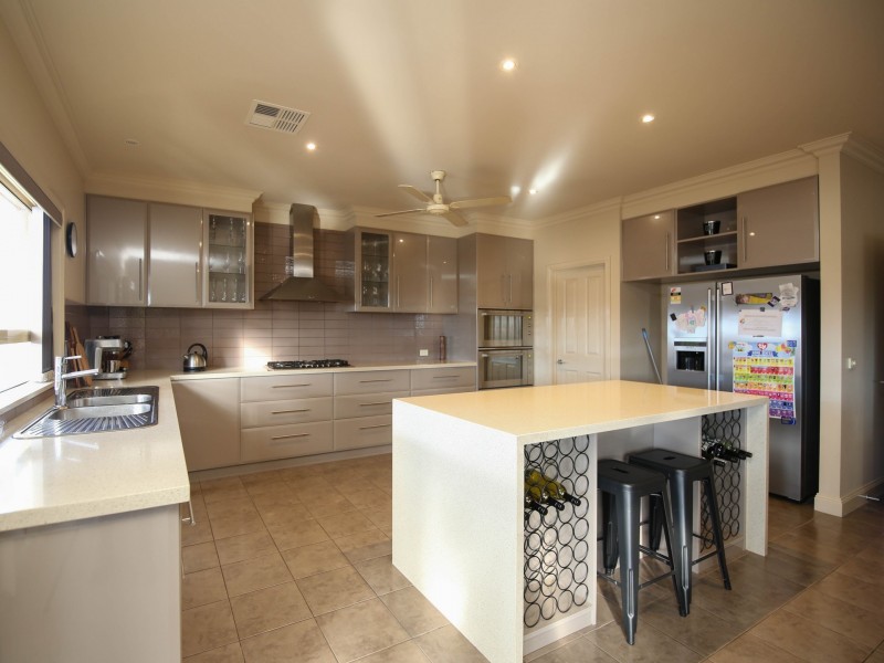 8 Sir Edward Drive, Benalla VIC 3672