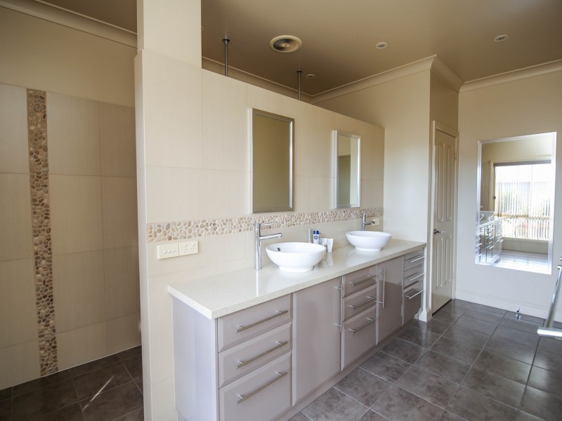 8 Sir Edward Drive, Benalla VIC 3672