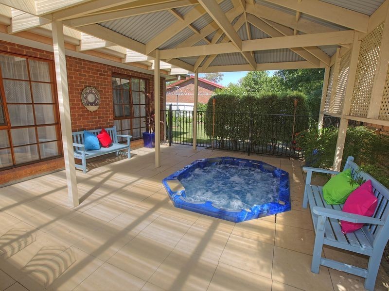 1 DIPLOMAT COURT, Benalla VIC 3672