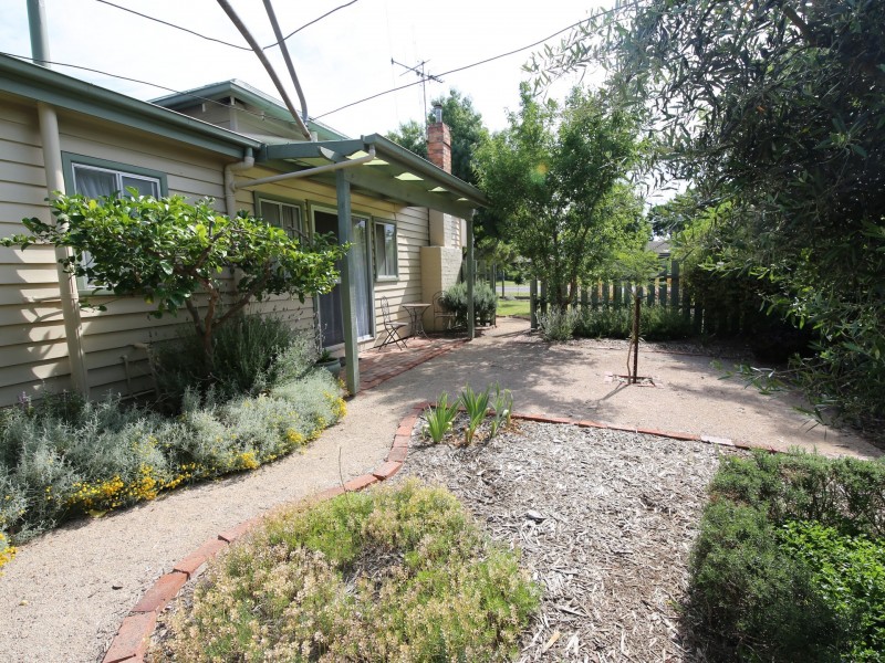 11 Charles Street, Benalla VIC 3672