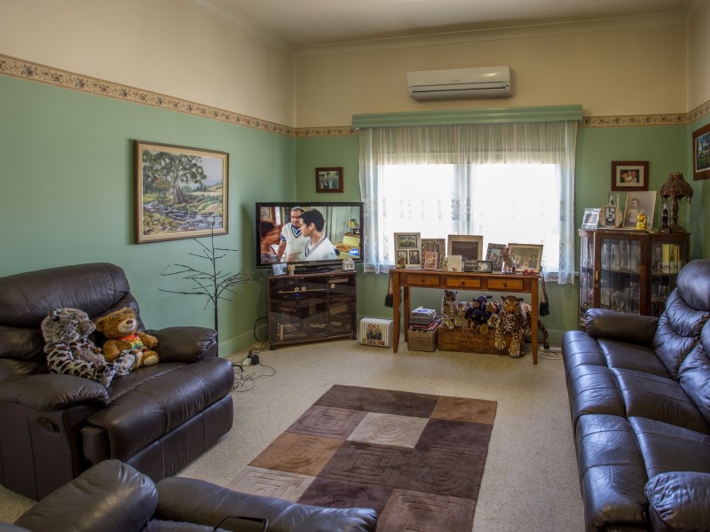 24 Tomkins Parade, Benalla VIC 3672