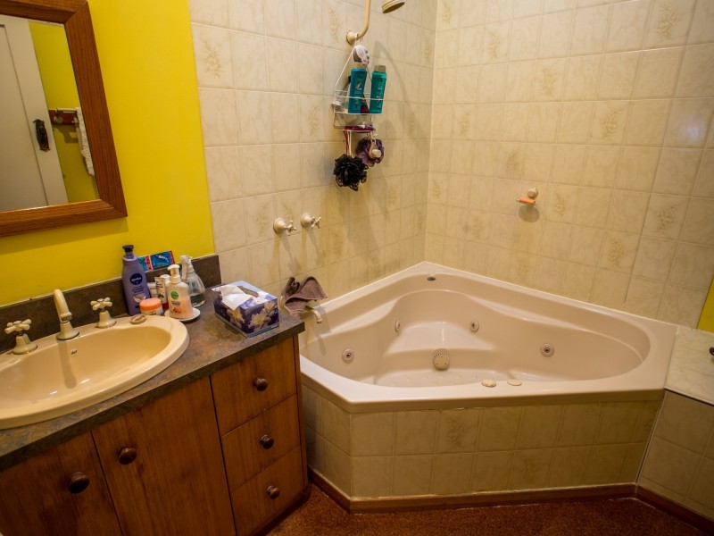 24 Tomkins Parade, Benalla VIC 3672