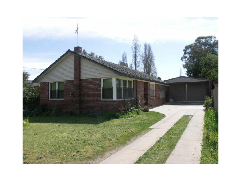 8 Monds Avenue, Benalla VIC 3672