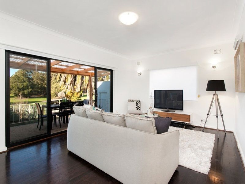 10 Erang Street, Carss Park NSW 2221