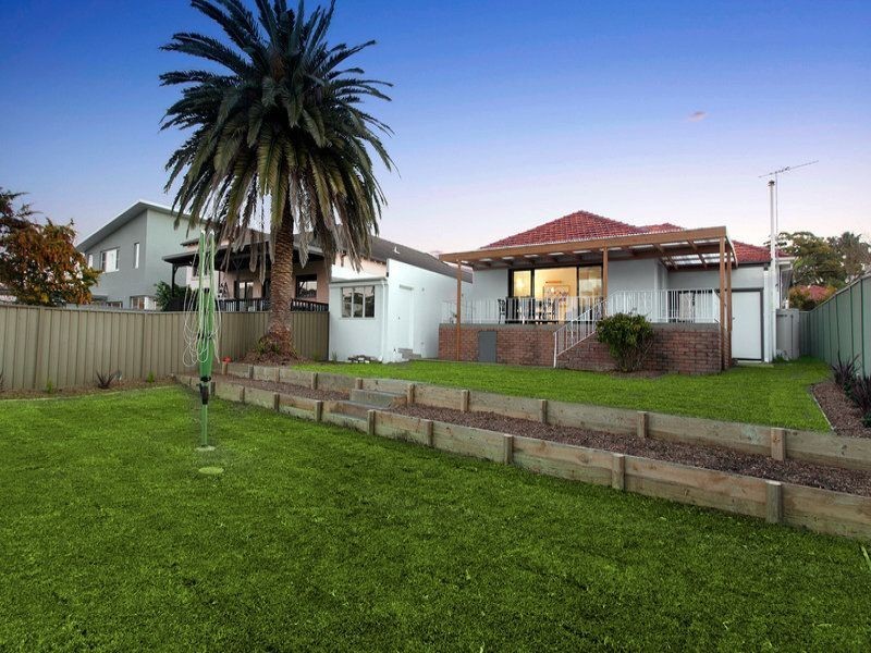 10 Erang Street, Carss Park NSW 2221