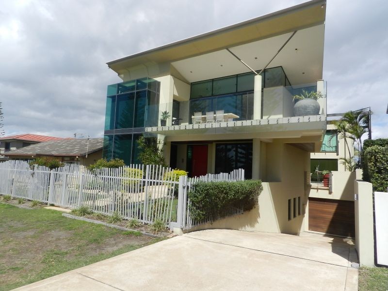 8 Pacific Parade, Yamba NSW 2464