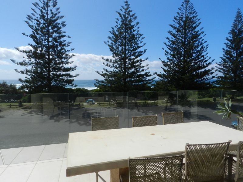 8 Pacific Parade, Yamba NSW 2464