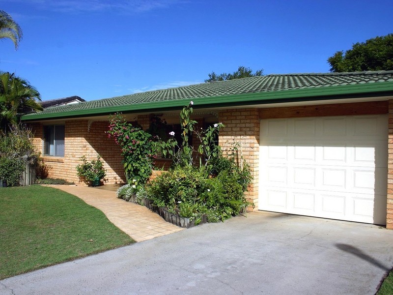 2 Roseland Ave, Yamba NSW 2464