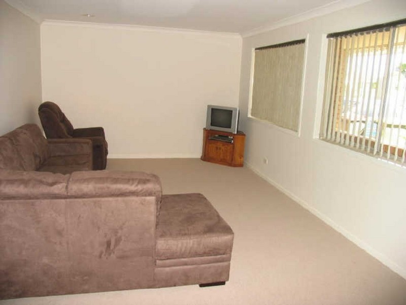 2 Roseland Ave, Yamba NSW 2464