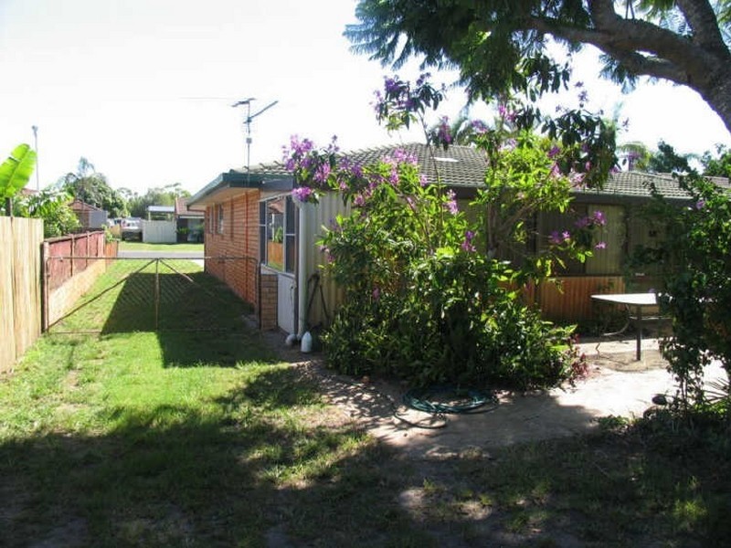 2 Roseland Ave, Yamba NSW 2464