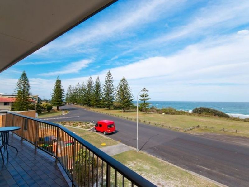 Edgewater 1/12 Pacific Parade, Yamba NSW 2464