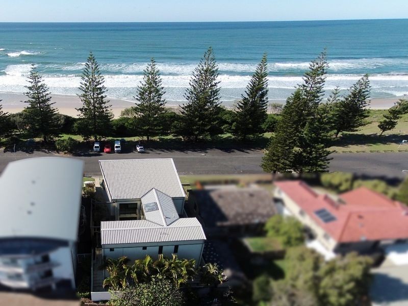 8 Pacific Parade, Yamba NSW 2464