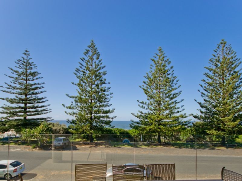8 Pacific Parade, Yamba NSW 2464