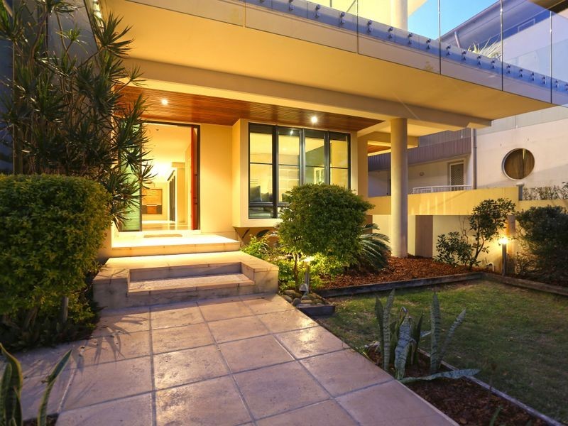 8 Pacific Parade, Yamba NSW 2464