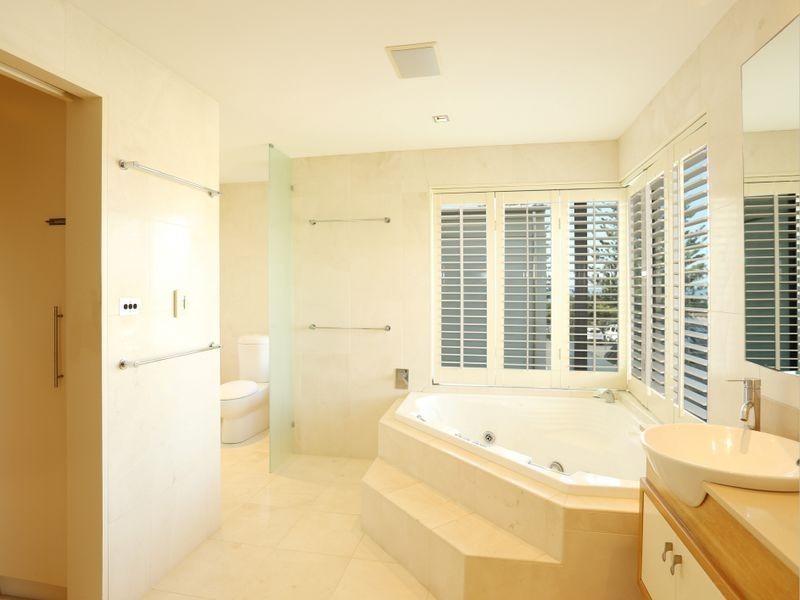8 Pacific Parade, Yamba NSW 2464