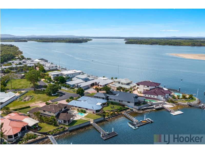 14 Edgewater Close, Yamba NSW 2464