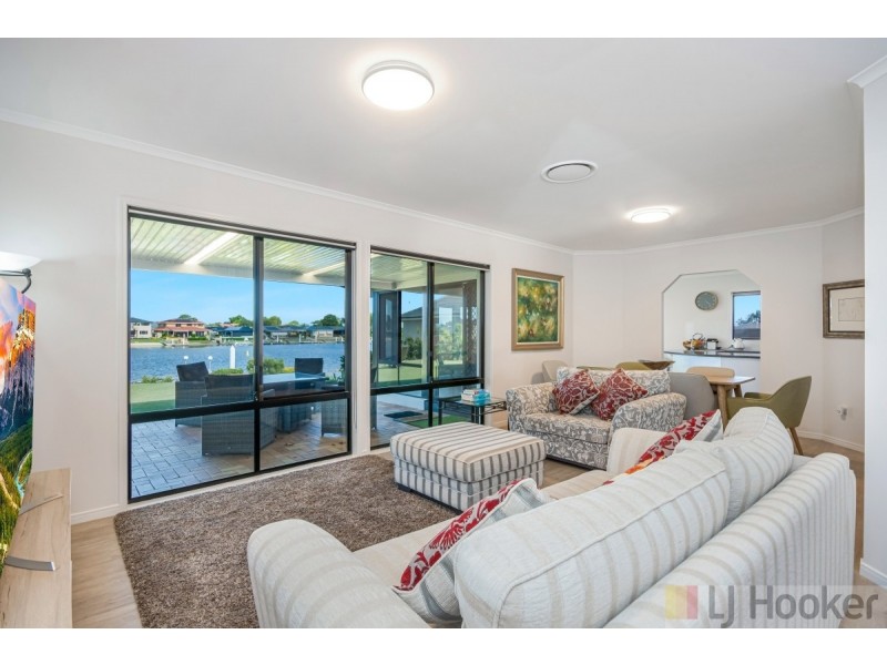 14 Edgewater Close, Yamba NSW 2464