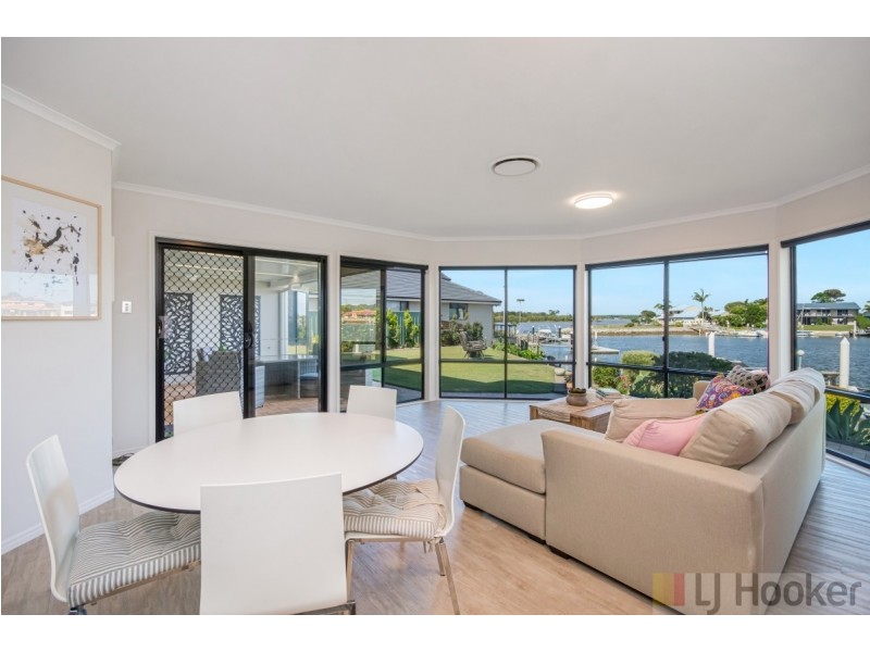 14 Edgewater Close, Yamba NSW 2464