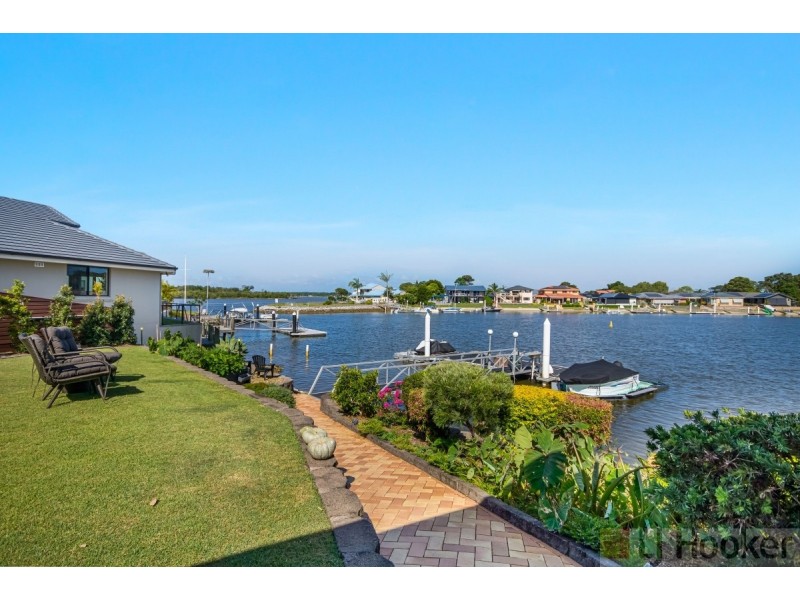 14 Edgewater Close, Yamba NSW 2464