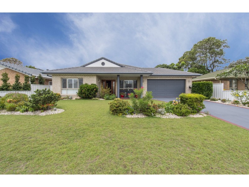 16 Admiralty Court, Yamba NSW 2464