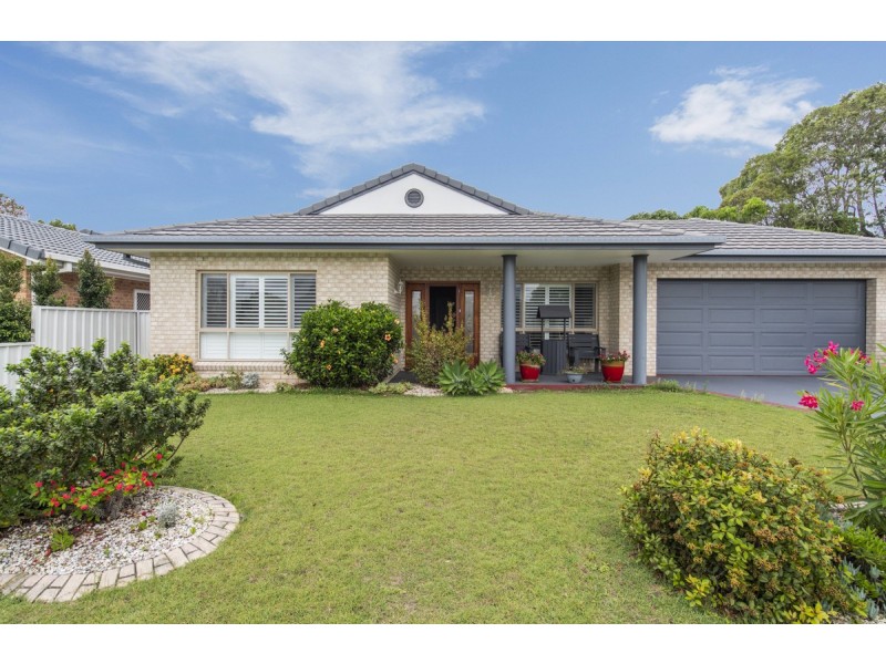 16 Admiralty Court, Yamba NSW 2464