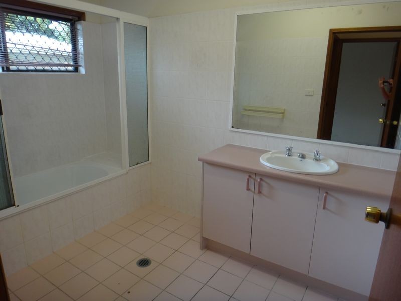 11 Jadana Close, Mooroobool QLD 4870