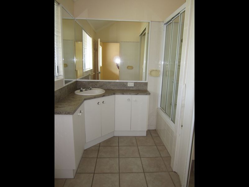 1/426 Mccoombe Street, Mooroobool QLD 4870