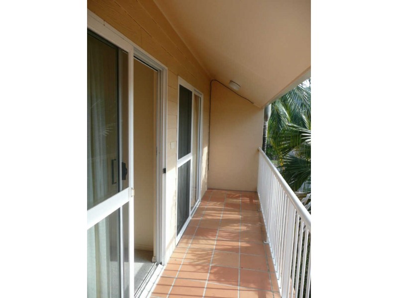 1/426 Mccoombe Street, Mooroobool QLD 4870