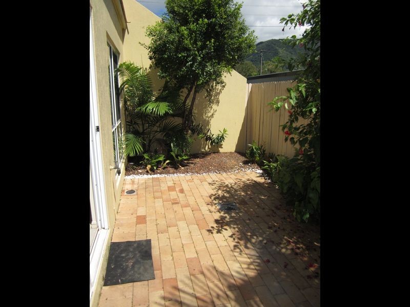 1/426 Mccoombe Street, Mooroobool QLD 4870
