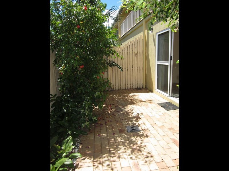 1/426 Mccoombe Street, Mooroobool QLD 4870