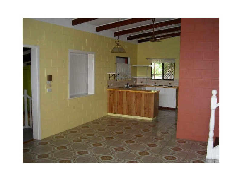 7 Brett Street, Mooroobool QLD 4870