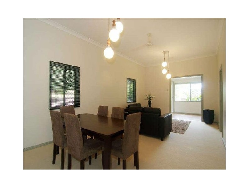 8 Kingsford Street, Mooroobool QLD 4870