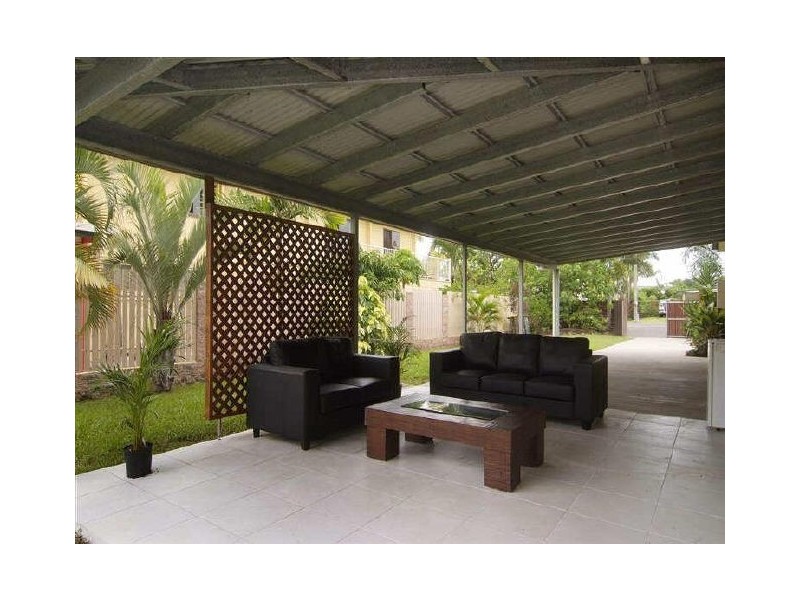 8 Kingsford Street, Mooroobool QLD 4870