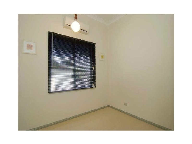 8 Kingsford Street, Mooroobool QLD 4870