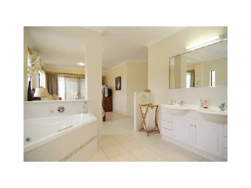 2 Barossa Close, Park Ridge QLD 4125