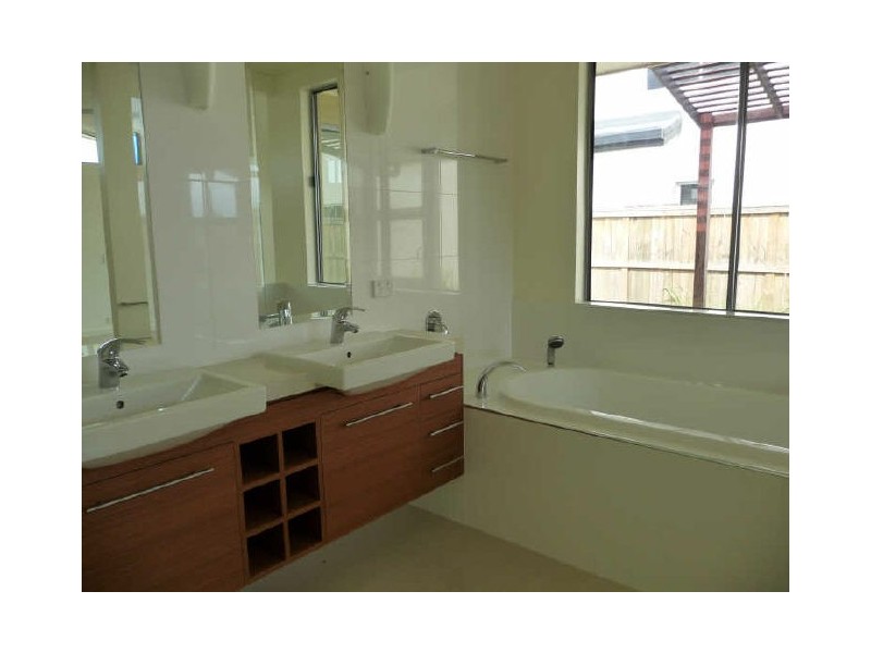 4 Rossman Road, Smithfield QLD 4878