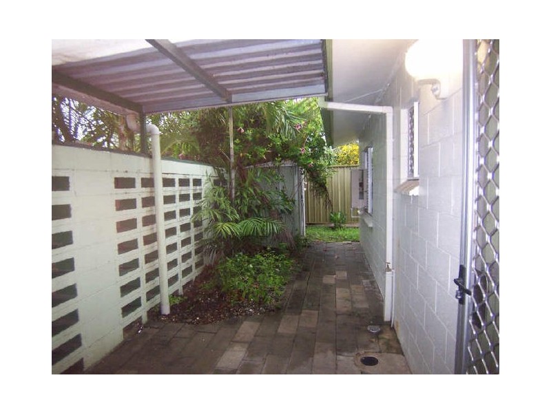 2/165 Mayers Street, Manoora QLD 4870