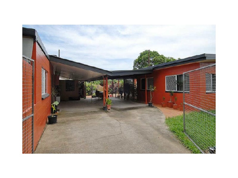 27 Smallwood Street, Mooroobool QLD 4870