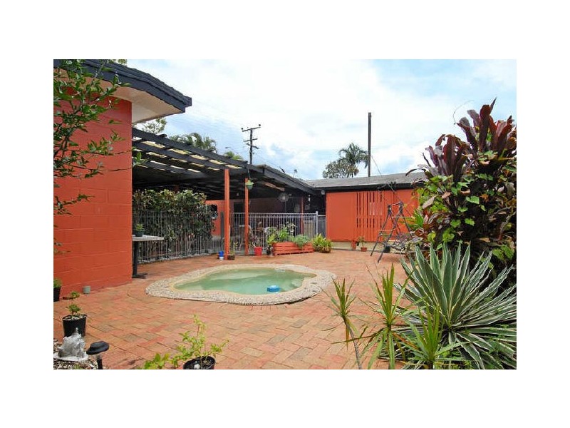 27 Smallwood Street, Mooroobool QLD 4870