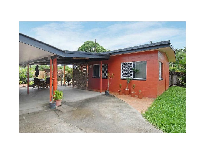 27 Smallwood Street, Mooroobool QLD 4870