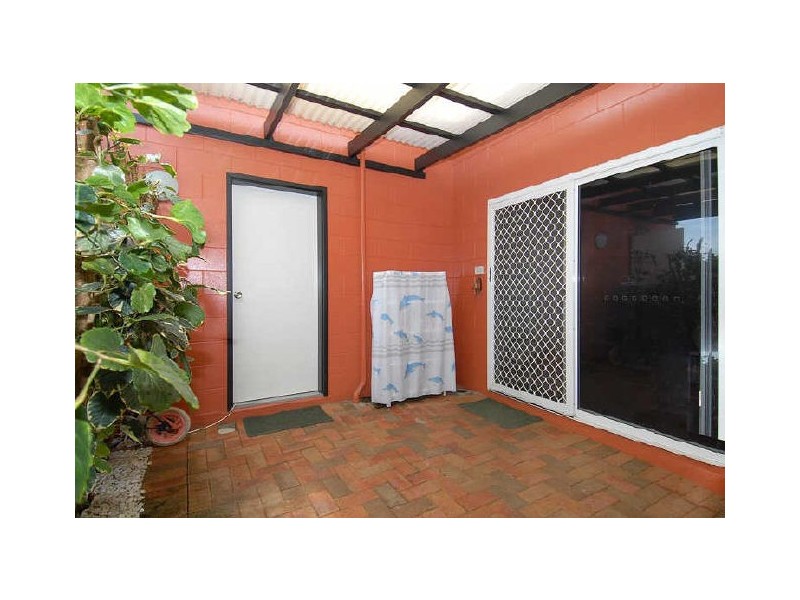 27 Smallwood Street, Mooroobool QLD 4870