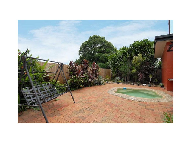 27 Smallwood Street, Mooroobool QLD 4870