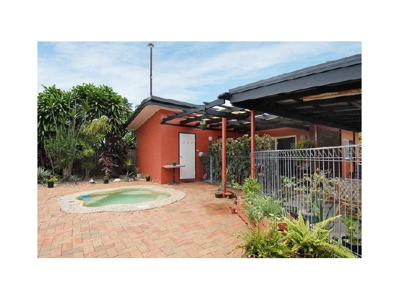 27 Smallwood Street, Mooroobool QLD 4870